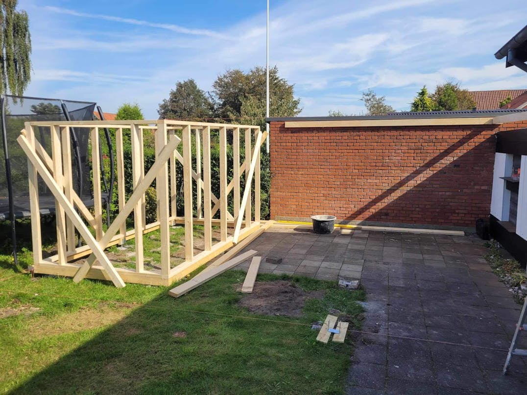 Overdækket terrasse med skur Overdækket terrasse med skur